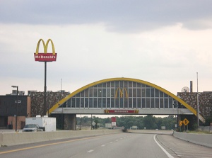 El McDonalds más grande del mundo, en plena autopista.